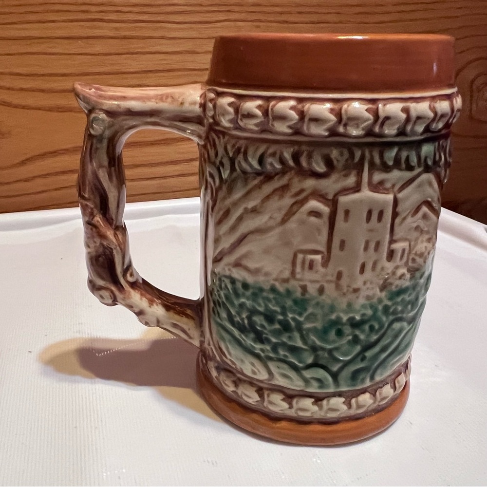 Vintage ceramic beer mugs. Set of four mismatched mugs. - Picture 15 of 16